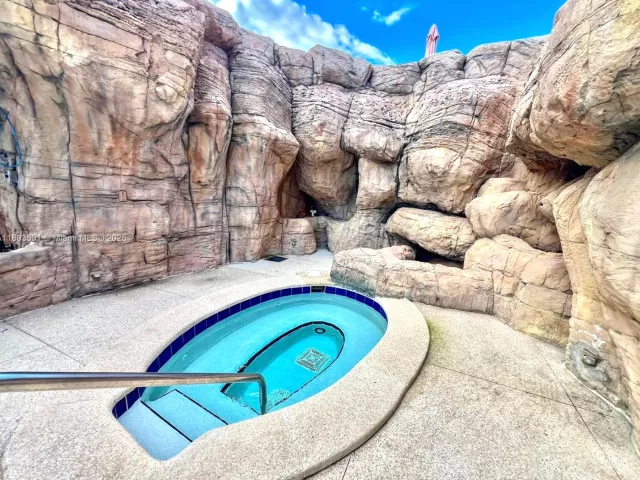 2-bedroom condo for rent in Miami Beach - 5225 Collins Ave 517 - MondialRealty