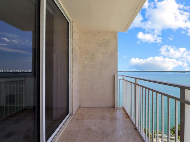 1-bedroom condo for sale in Miami - 770 Claughton Island Dr 1012 - MondialRealty