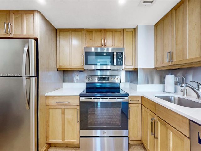 1-bedroom condo for sale in Miami - 770 Claughton Island Dr 1012 - MondialRealty