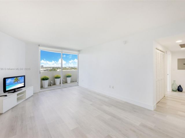 1-bedroom condo for sale in Aventura - 19501 W Country Club Dr 1111 - MondialRealty