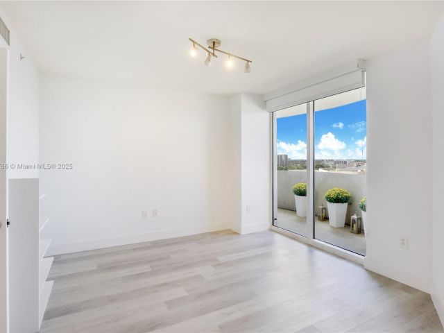 1-bedroom condo for sale in Aventura - 19501 W Country Club Dr 1111 - MondialRealty