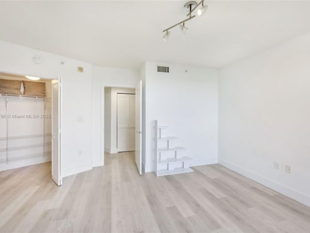 1-bedroom condo for sale in Aventura - 19501 W Country Club Dr 1111 - MondialRealty