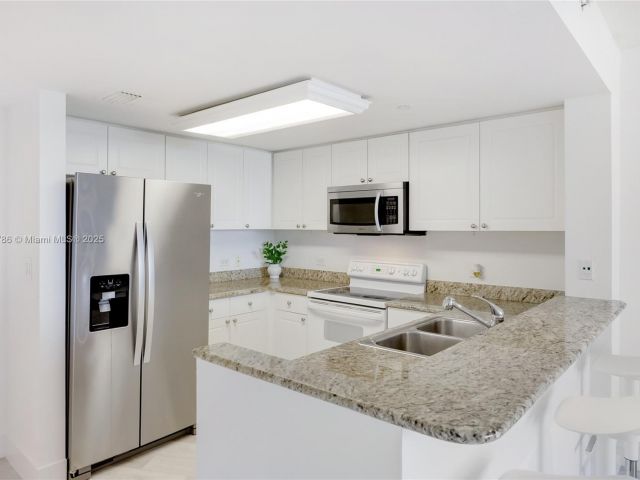1-bedroom condo for sale in Aventura - 19501 W Country Club Dr 1111 - MondialRealty