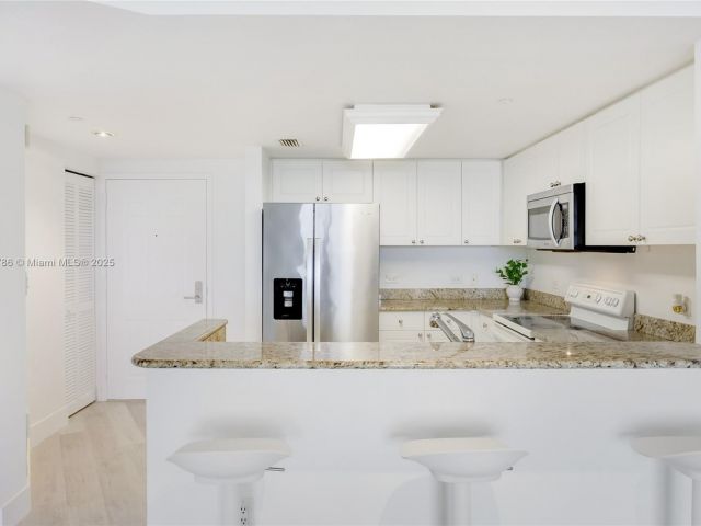 1-bedroom condo for sale in Aventura - 19501 W Country Club Dr 1111 - MondialRealty