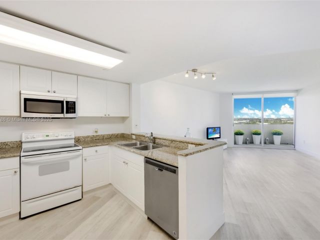 1-bedroom condo for sale in Aventura - 19501 W Country Club Dr 1111 - MondialRealty