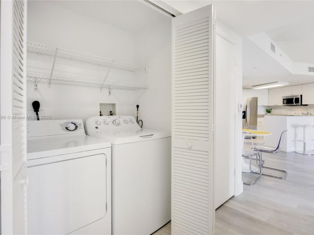 1-bedroom condo for sale in Aventura - 19501 W Country Club Dr 1111 - MondialRealty