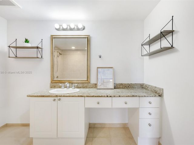 1-bedroom condo for sale in Aventura - 19501 W Country Club Dr 1111 - MondialRealty