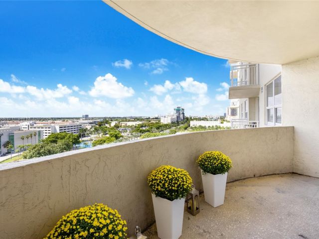 1-bedroom condo for sale in Aventura - 19501 W Country Club Dr 1111 - MondialRealty