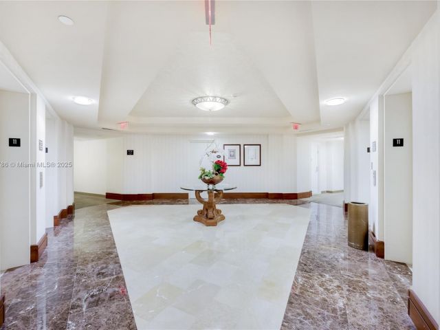 1-bedroom condo for sale in Aventura - 19501 W Country Club Dr 1111 - MondialRealty
