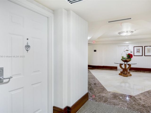 1-bedroom condo for sale in Aventura - 19501 W Country Club Dr 1111 - MondialRealty