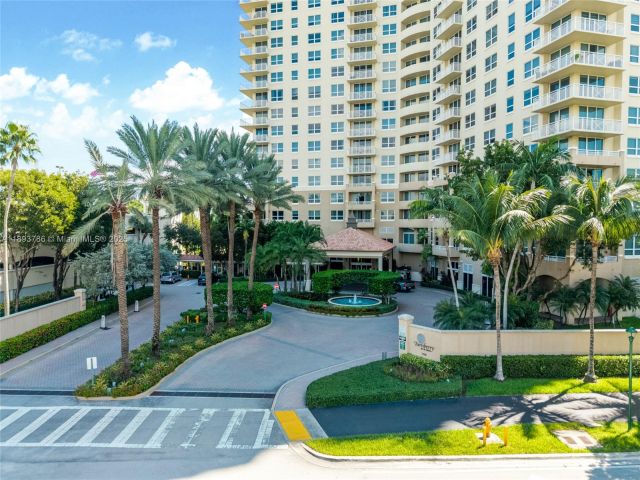 1-bedroom condo for sale in Aventura - 19501 W Country Club Dr 1111 - MondialRealty