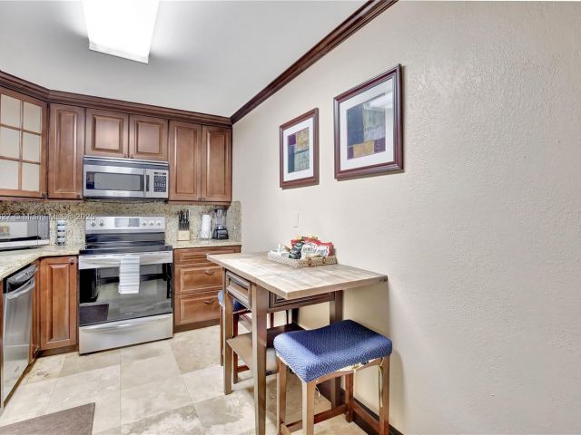 1-bedroom condo for rent in Hollywood - 3801 S Ocean Dr 6Z - MondialRealty