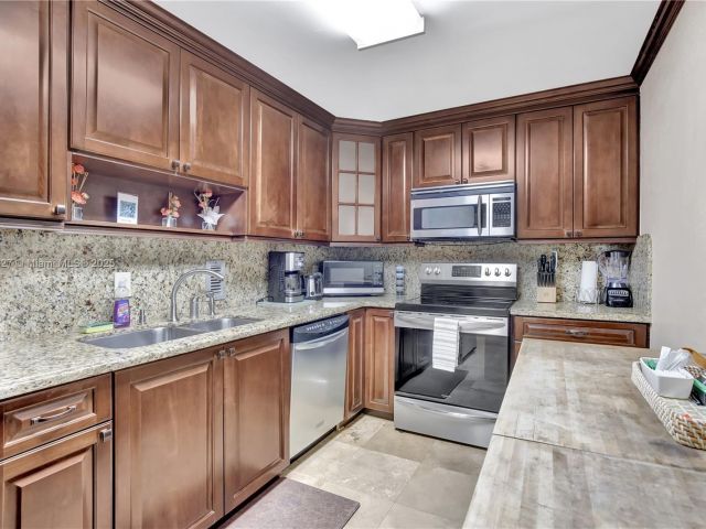 1-bedroom condo for rent in Hollywood - 3801 S Ocean Dr 6Z - MondialRealty