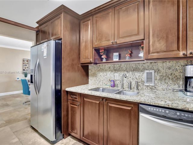 1-bedroom condo for rent in Hollywood - 3801 S Ocean Dr 6Z - MondialRealty