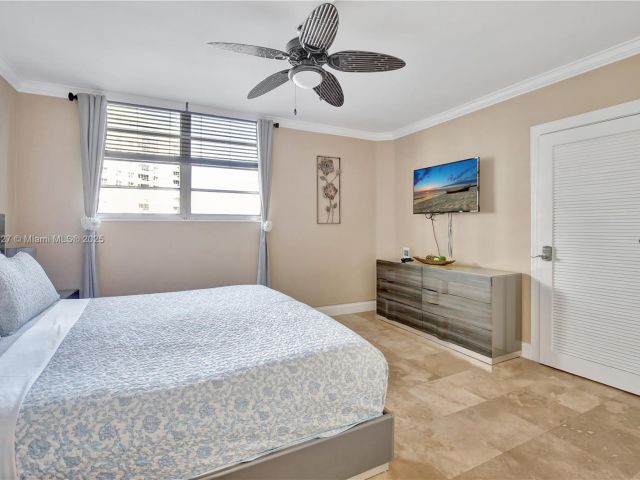 1-bedroom condo for rent in Hollywood - 3801 S Ocean Dr 6Z - MondialRealty