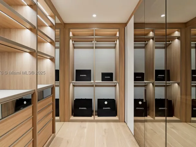 5-bedroom condo for sale in Sunny Isles Beach - 18501 Collins Ave 2301 - MondialRealty