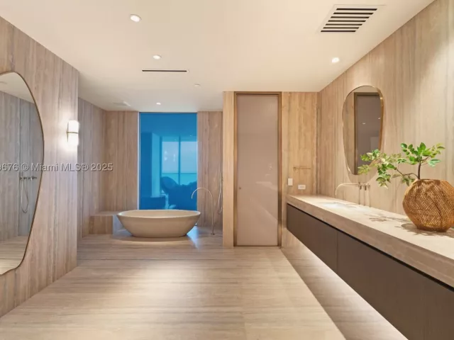 5-bedroom condo for sale in Sunny Isles Beach - 18501 Collins Ave 2301 - MondialRealty