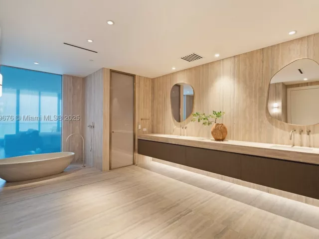 5-bedroom condo for sale in Sunny Isles Beach - 18501 Collins Ave 2301 - MondialRealty