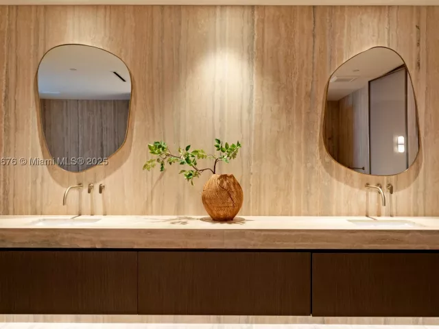 5-bedroom condo for sale in Sunny Isles Beach - 18501 Collins Ave 2301 - MondialRealty