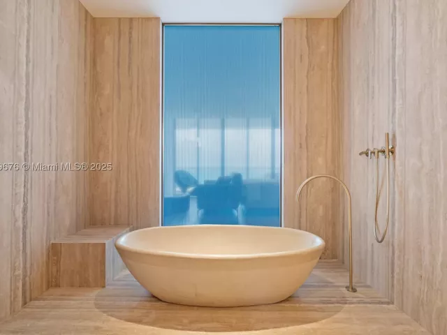5-bedroom condo for sale in Sunny Isles Beach - 18501 Collins Ave 2301 - MondialRealty