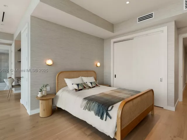 5-bedroom condo for sale in Sunny Isles Beach - 18501 Collins Ave 2301 - MondialRealty