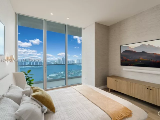 5-bedroom condo for sale in Sunny Isles Beach - 18501 Collins Ave 2301 - MondialRealty