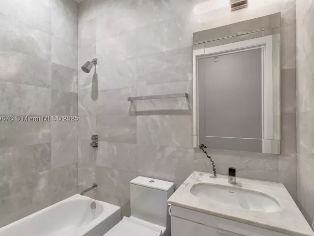 5-bedroom condo for sale in Sunny Isles Beach - 18501 Collins Ave 2301 - MondialRealty