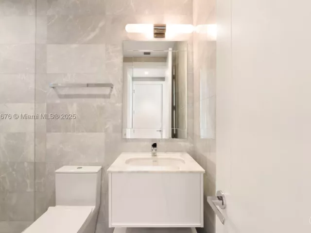 5-bedroom condo for sale in Sunny Isles Beach - 18501 Collins Ave 2301 - MondialRealty