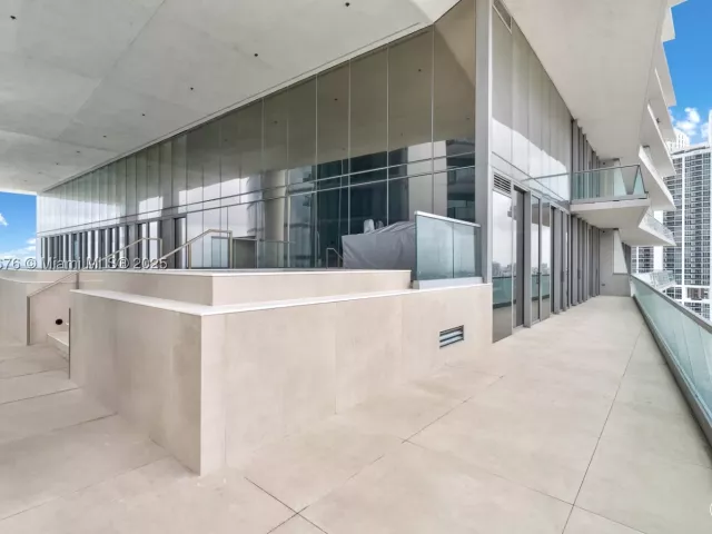 5-bedroom condo for sale in Sunny Isles Beach - 18501 Collins Ave 2301 - MondialRealty