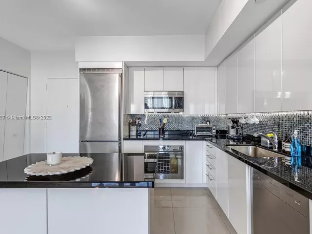 2-bedroom condo for sale in Miami - 92 SW 3rd St 3012 - MondialRealty