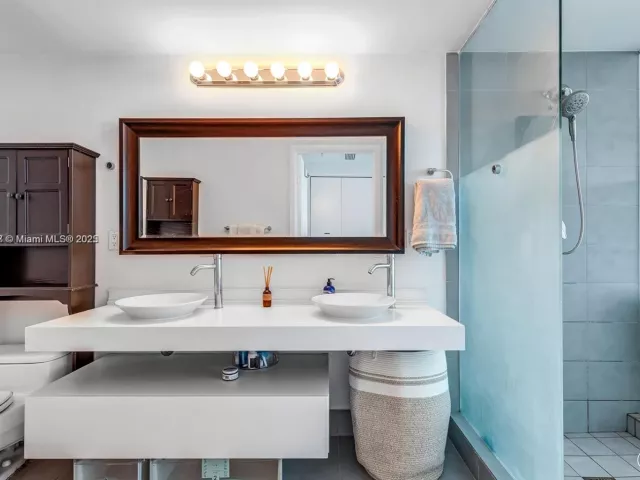 2-bedroom condo for sale in Miami - 92 SW 3rd St 3012 - MondialRealty