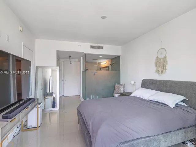 2-bedroom condo for sale in Miami - 92 SW 3rd St 3012 - MondialRealty