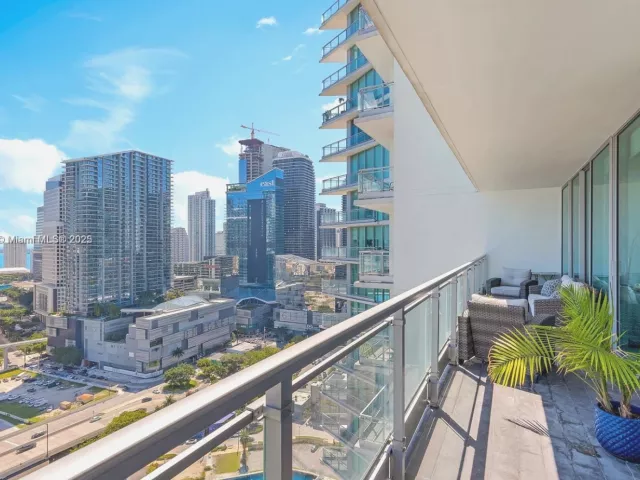2-bedroom condo for sale in Miami - 92 SW 3rd St 3012 - MondialRealty