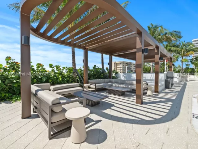 2-bedroom condo for rent in Pompano Beach - 900 N Ocean Blvd 1005 - MondialRealty