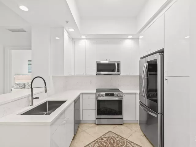 2-bedroom condo for rent in West Palm Beach - 701 S Olive Avenue 1014 - MondialRealty