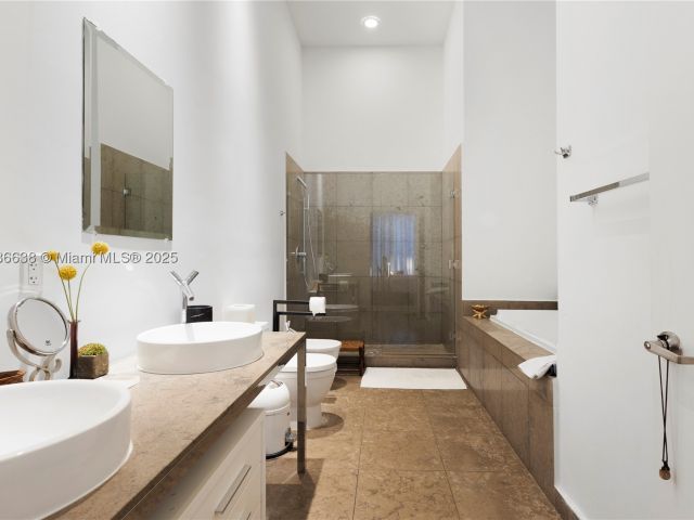 2-bedroom condo for sale in Miami - 495 Brickell Ave 1510 - MondialRealty