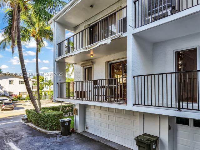 2-bedroom home for sale in Bay Harbor Islands - 10090 Bay Harbor Ter 10090 - MondialRealty