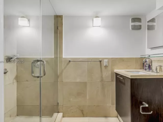 2-bedroom home for sale in Bay Harbor Islands - 10090 Bay Harbor Ter 10090 - MondialRealty