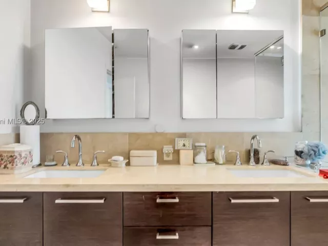 2-bedroom home for sale in Bay Harbor Islands - 10090 Bay Harbor Ter 10090 - MondialRealty