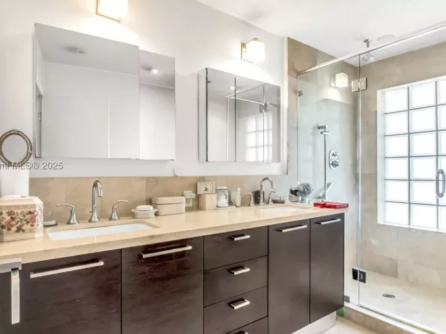 2-bedroom home for sale in Bay Harbor Islands - 10090 Bay Harbor Ter 10090 - MondialRealty