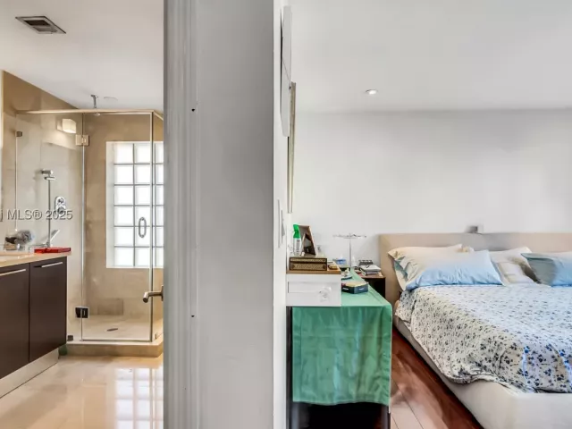 2-bedroom home for sale in Bay Harbor Islands - 10090 Bay Harbor Ter 10090 - MondialRealty
