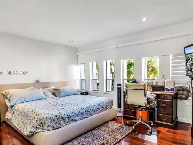 2-bedroom home for sale in Bay Harbor Islands - 10090 Bay Harbor Ter 10090 - MondialRealty