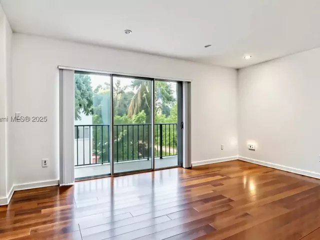 2-bedroom home for sale in Bay Harbor Islands - 10090 Bay Harbor Ter 10090 - MondialRealty