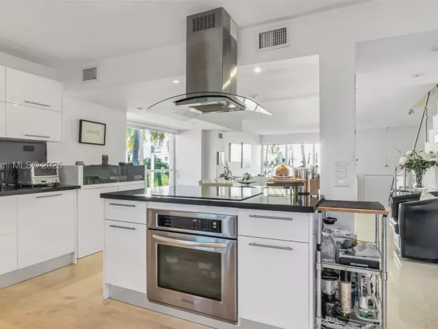 2-bedroom home for sale in Bay Harbor Islands - 10090 Bay Harbor Ter 10090 - MondialRealty