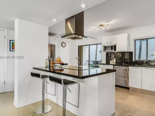 2-bedroom home for sale in Bay Harbor Islands - 10090 Bay Harbor Ter 10090 - MondialRealty