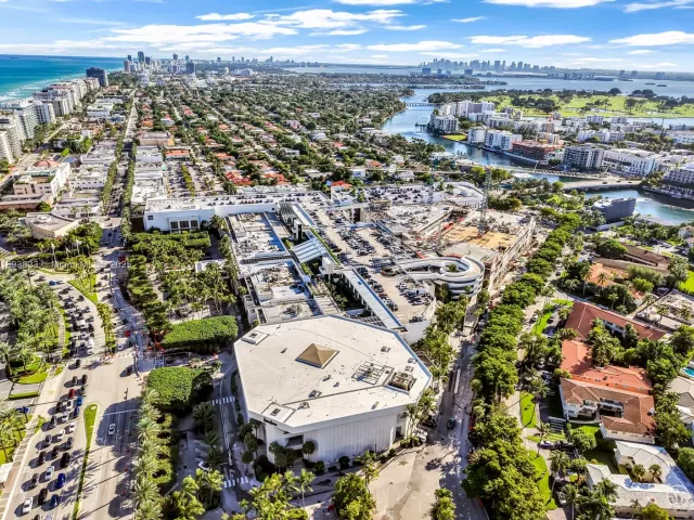 3-bedroom home for sale in Bay Harbor Islands - 10090 Bay Harbor Ter 10090 - MondialRealty