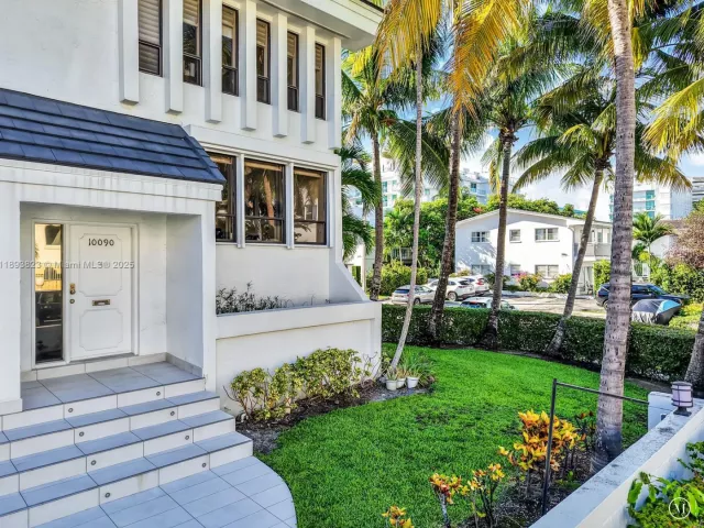 3-bedroom home for sale in Bay Harbor Islands - 10090 Bay Harbor Ter 10090 - MondialRealty
