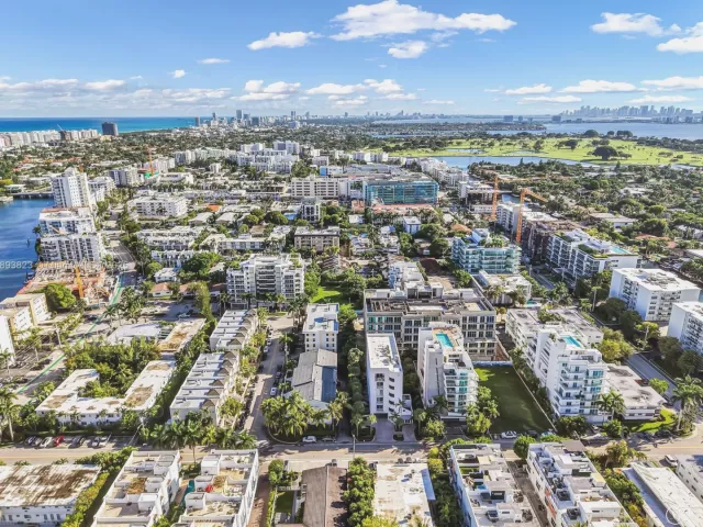 3-bedroom home for sale in Bay Harbor Islands - 10090 Bay Harbor Ter 10090 - MondialRealty