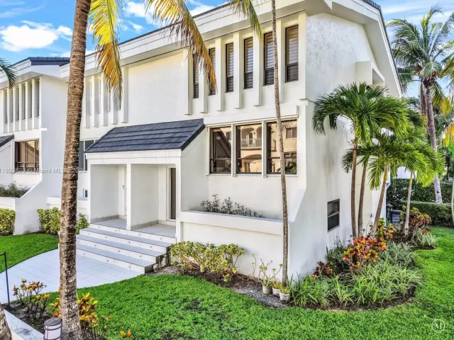 3-bedroom home for sale in Bay Harbor Islands - 10090 Bay Harbor Ter 10090 - MondialRealty