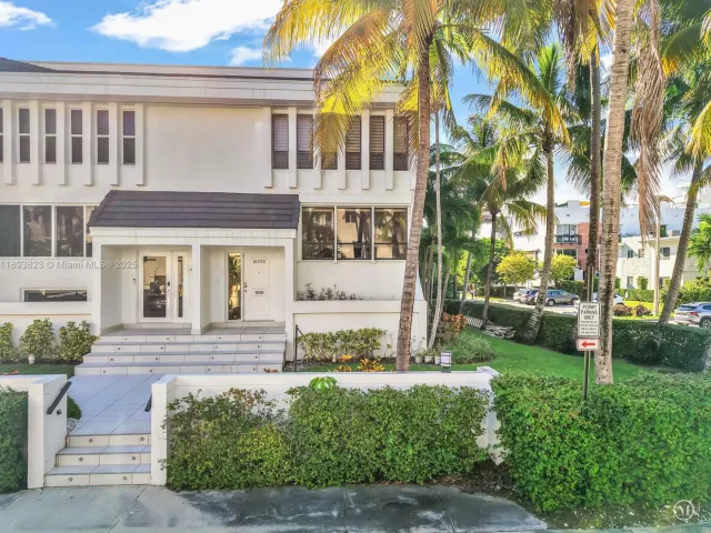 3-bedroom home for sale in Bay Harbor Islands - 10090 Bay Harbor Ter 10090 - MondialRealty